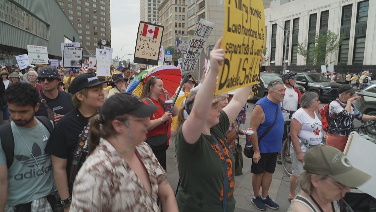 Des milliers de manifestants dénoncent les politiques du gouvernement Smith