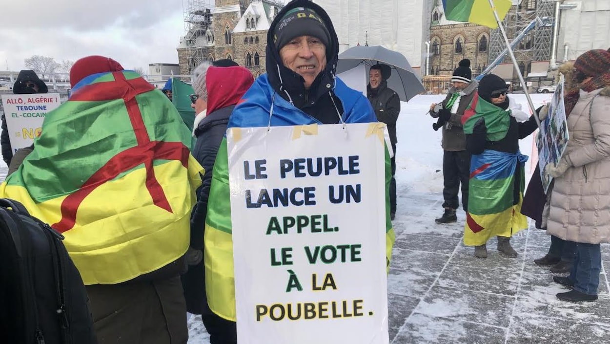 Des manifestants lors d'un rassemblement de Canadiens d'origine algérienne.