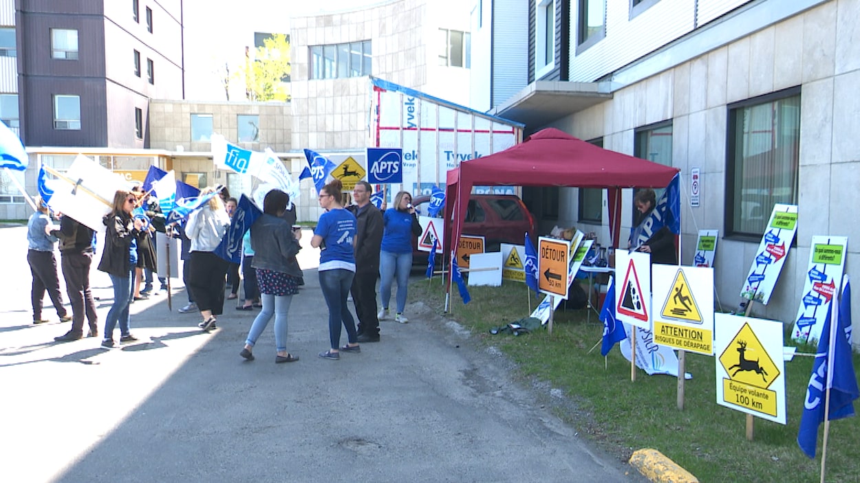 Des syndiqués de l'APTS ont manifesté à Rivière-du-Loup en marge de la réunion du conseil d'administration du CISSS du Bas-Saint-Laurent.