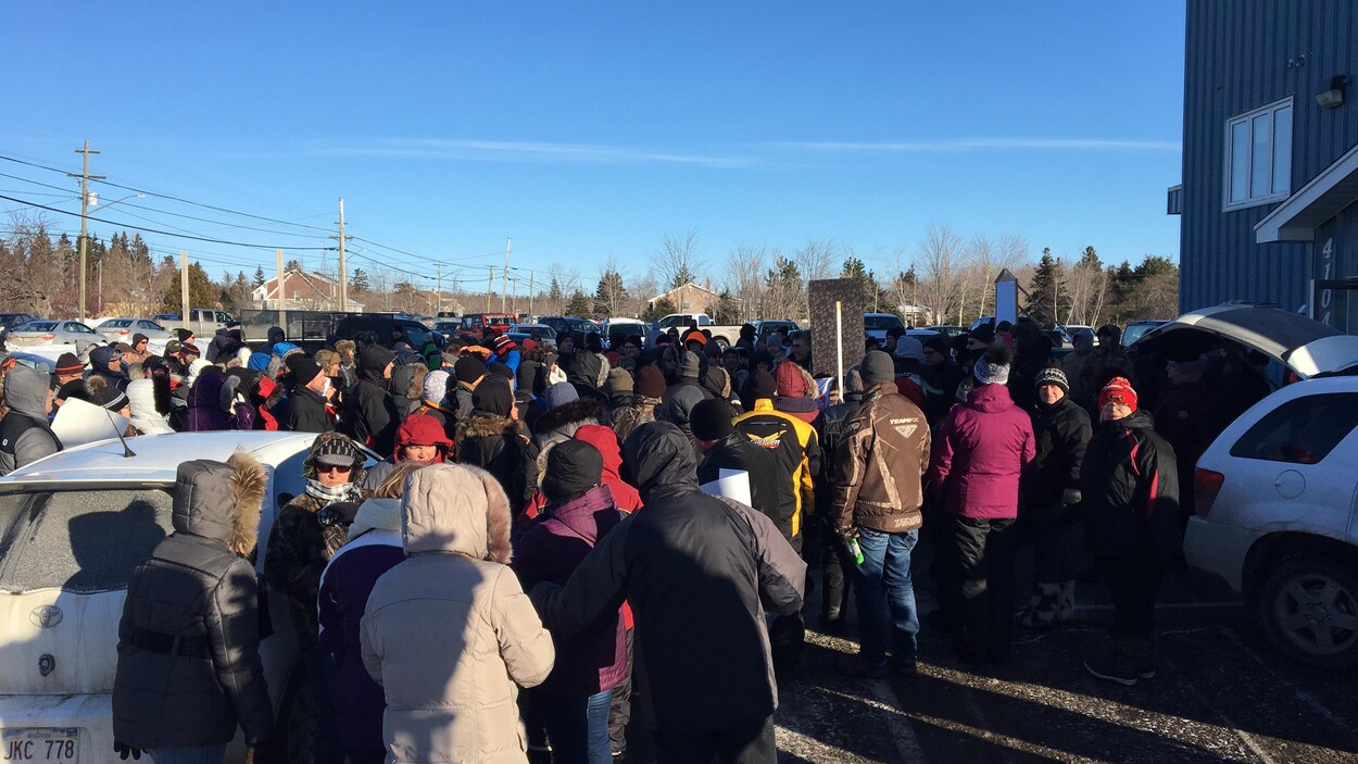 Des manifestants contre le « trou noir » de l'assurance-emploi à Tracadie. Des manifestants contre le « trou noir » de l'assurance-emploi à Tracadie.