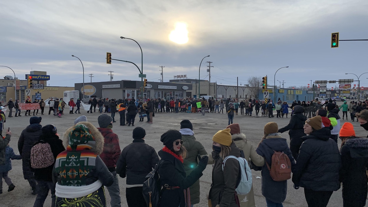 Une centaine de manifestants bloquent la circulation à l'intersection de la 22e Avenue et du boulevard Idylwyld, à Saskatoon.
