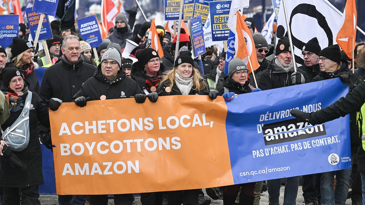 Des manifestants anti-Amazon à Montréal