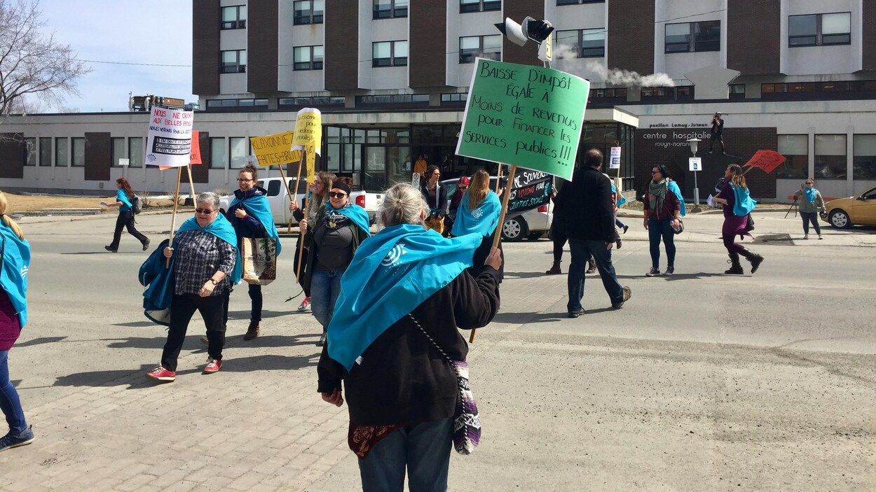 Les centres de femmes ont manifesté à Rouyn-Noranda. Les centres de femmes ont manifesté à Rouyn-Noranda.