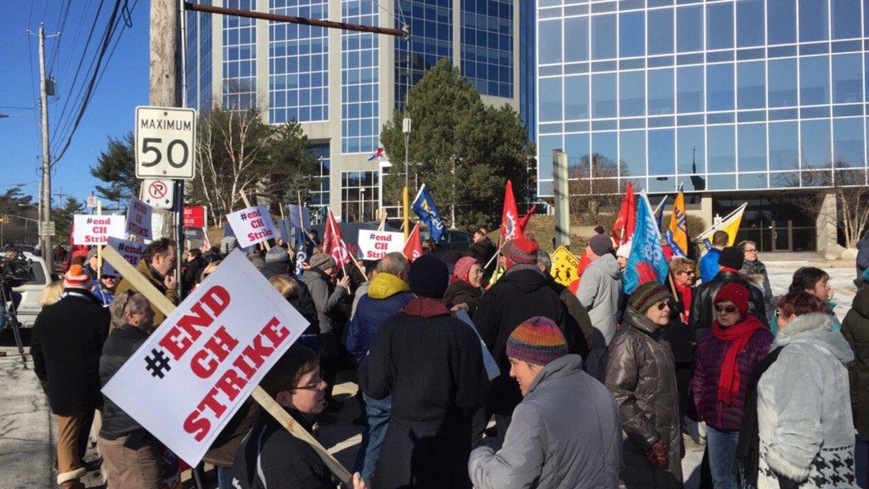 Des manifestants brandissent des pancartes devant les locaux du Chronicle Herald, à Halifax. Des manifestants brandissent des pancartes devant les locaux du Chronicle Herald, à Halifax.