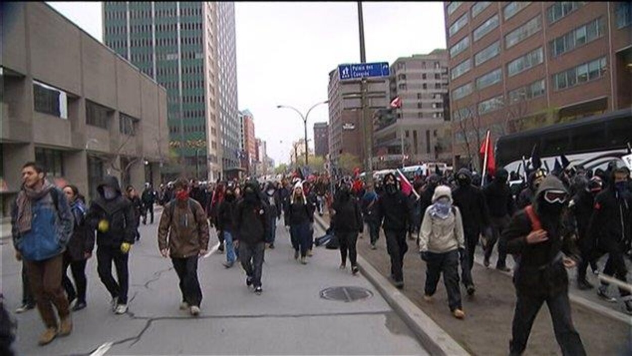 Des manifestants circulent dans une rue de Montréal.