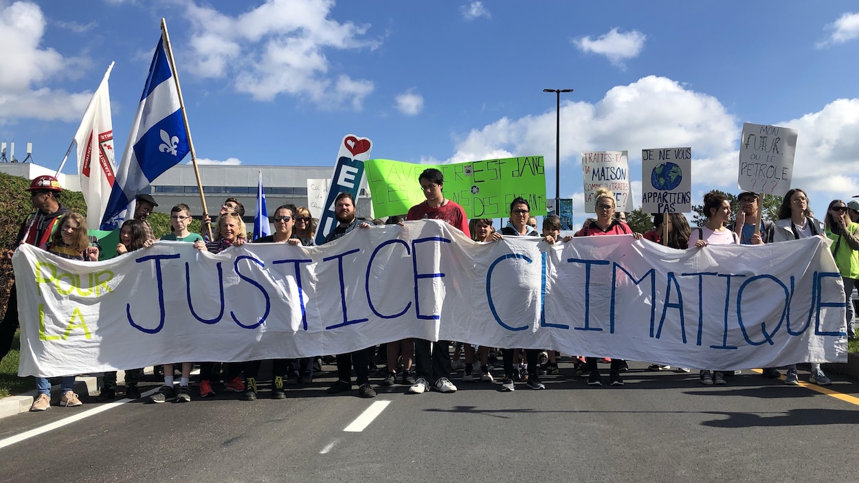 Des manifestants tenant une bannière