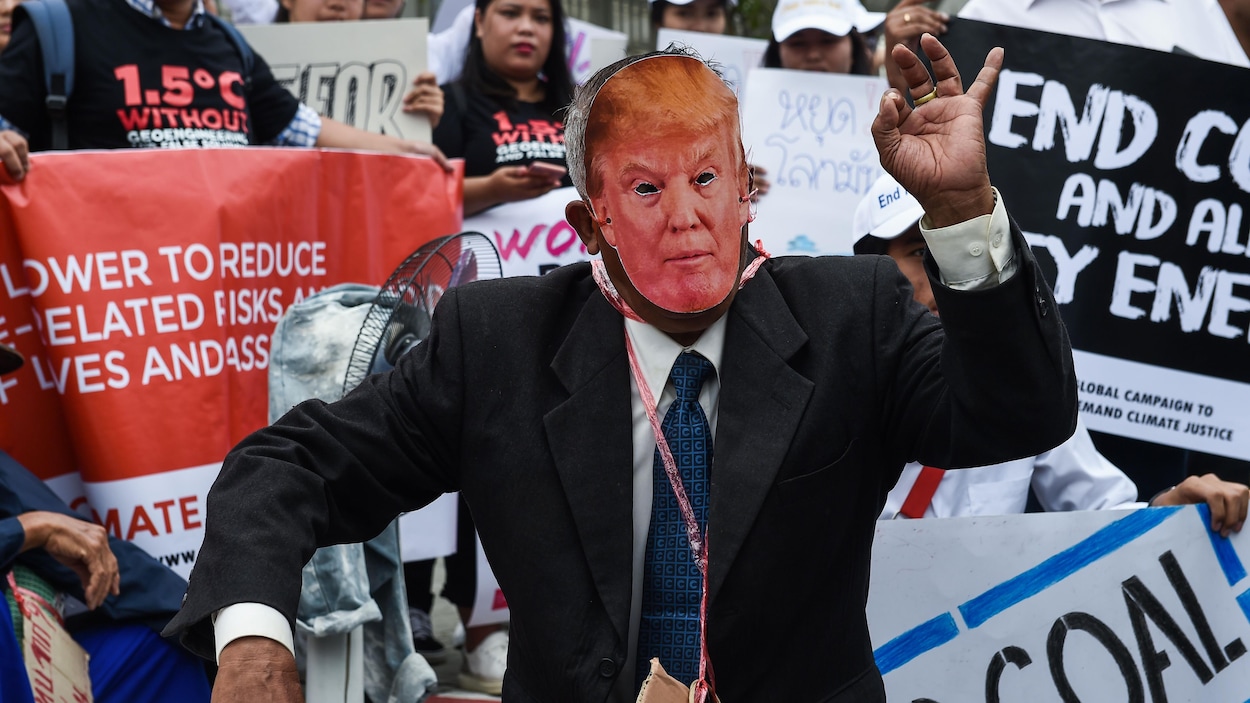 Un homme déguisé à l'image du président américain Donald Trump lors d'une manifestation.