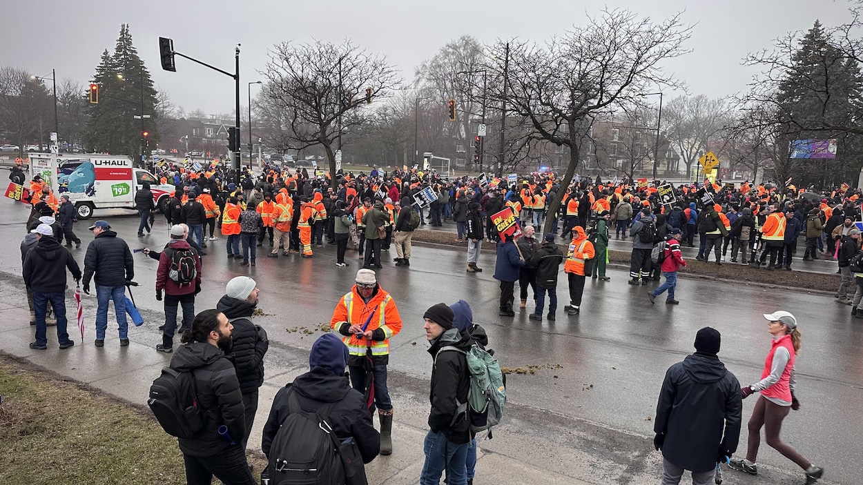 Les cols bleus de Montréal bloquent la rue Sherbrooke au pied du Stade olympique
