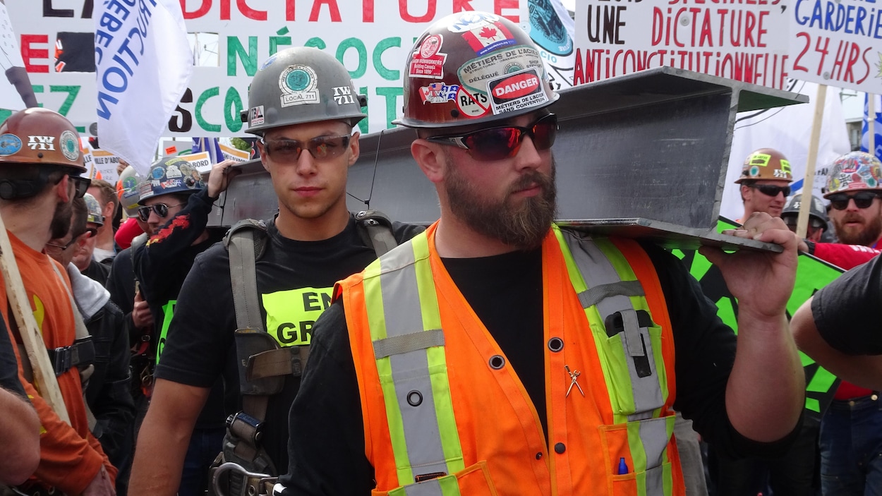 Des travailleurs de la construction en grève générale illimitée manifestent à Montréal, jeudi le 25 mai 2017