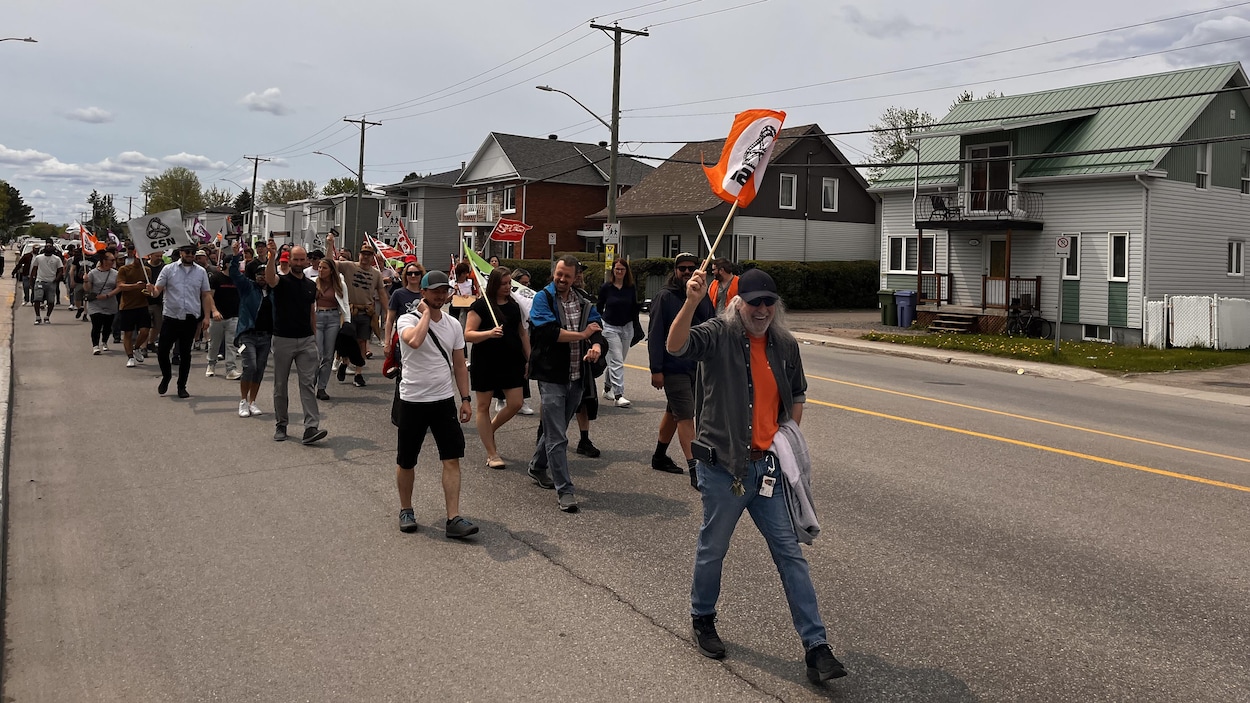 Des employés du Cégep de Jonquière manifestent pour dénoncer les coupes