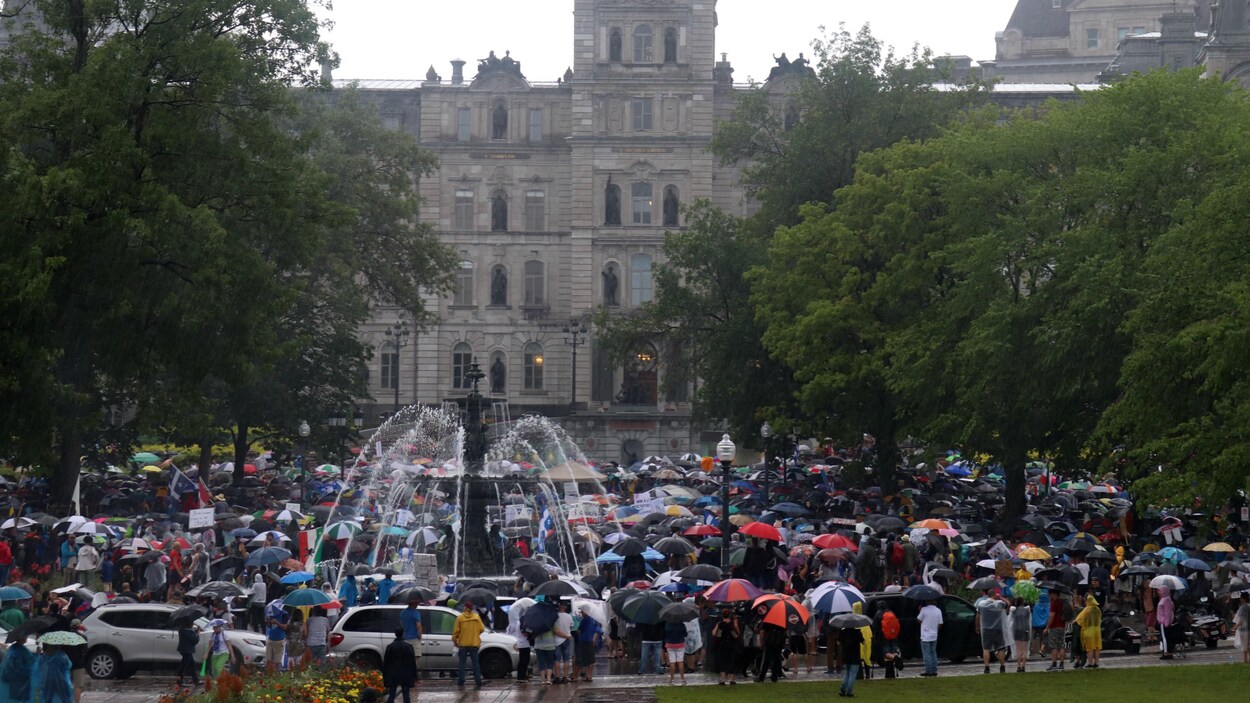 Des manifestants devant l'Assemblée nationale du Québec