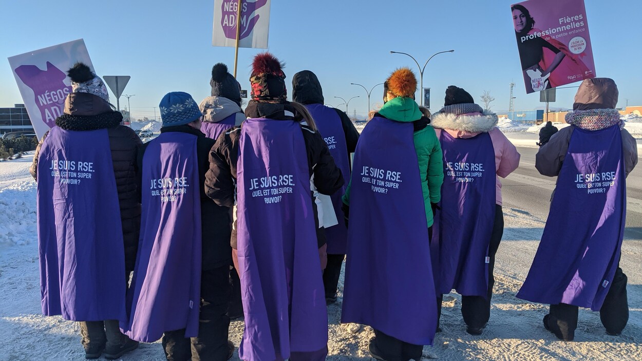 À Baie-Comeau, des responsables de services de garde subventionnés ont manifesté vendredi matin.