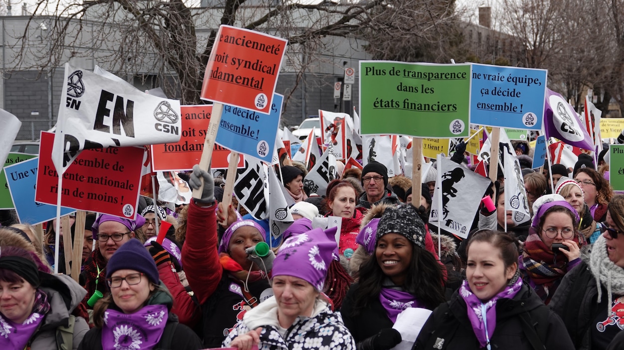 Des manifestantes près de la station de métro Pie-IX. Des manifestantes près de la station de métro Pie-IX.