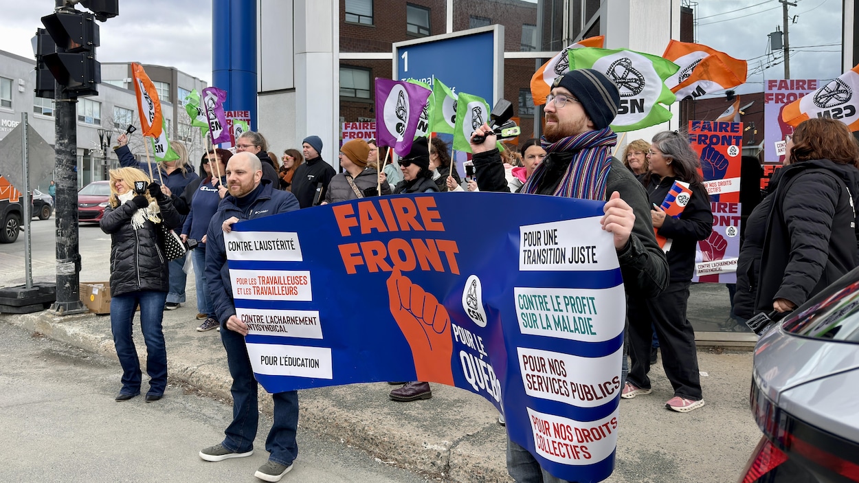 Des travailleurs manifestent contre le projet de loi sur les syndicats