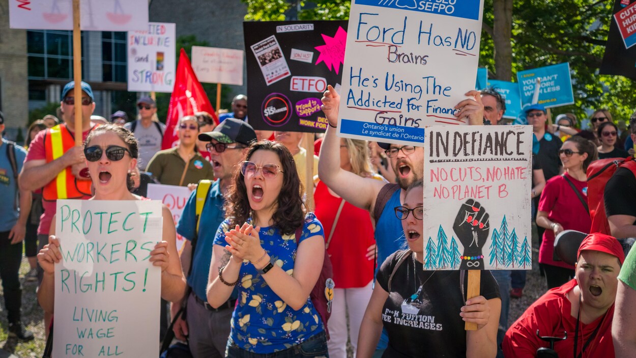 Des femmes tentant des pancartes lors d'une manifestation.
