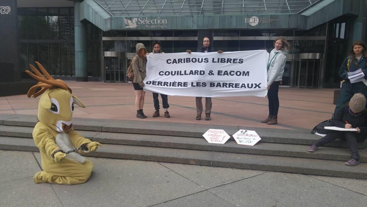 Manifestation devant les bureaux d'Eacom à Montréal Manifestation devant les bureaux d'Eacom à Montréal