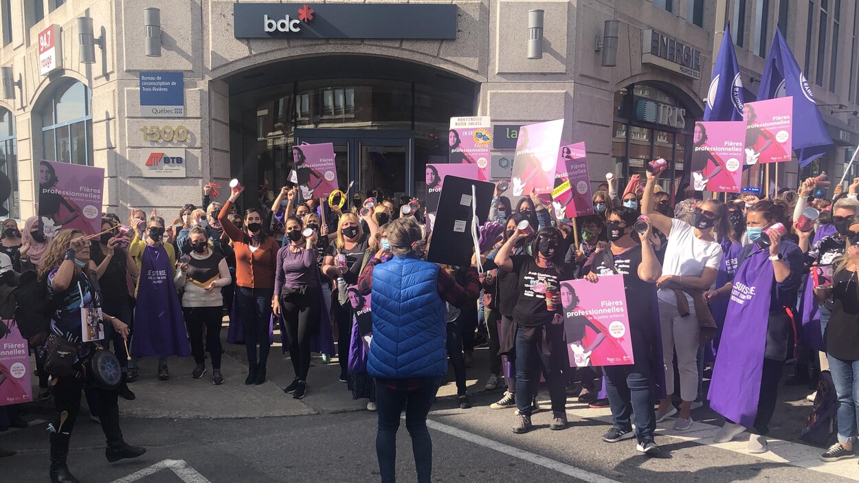 Une manifestation d'éducatrices en service de garde au centre-ville de Trois-Rivières.