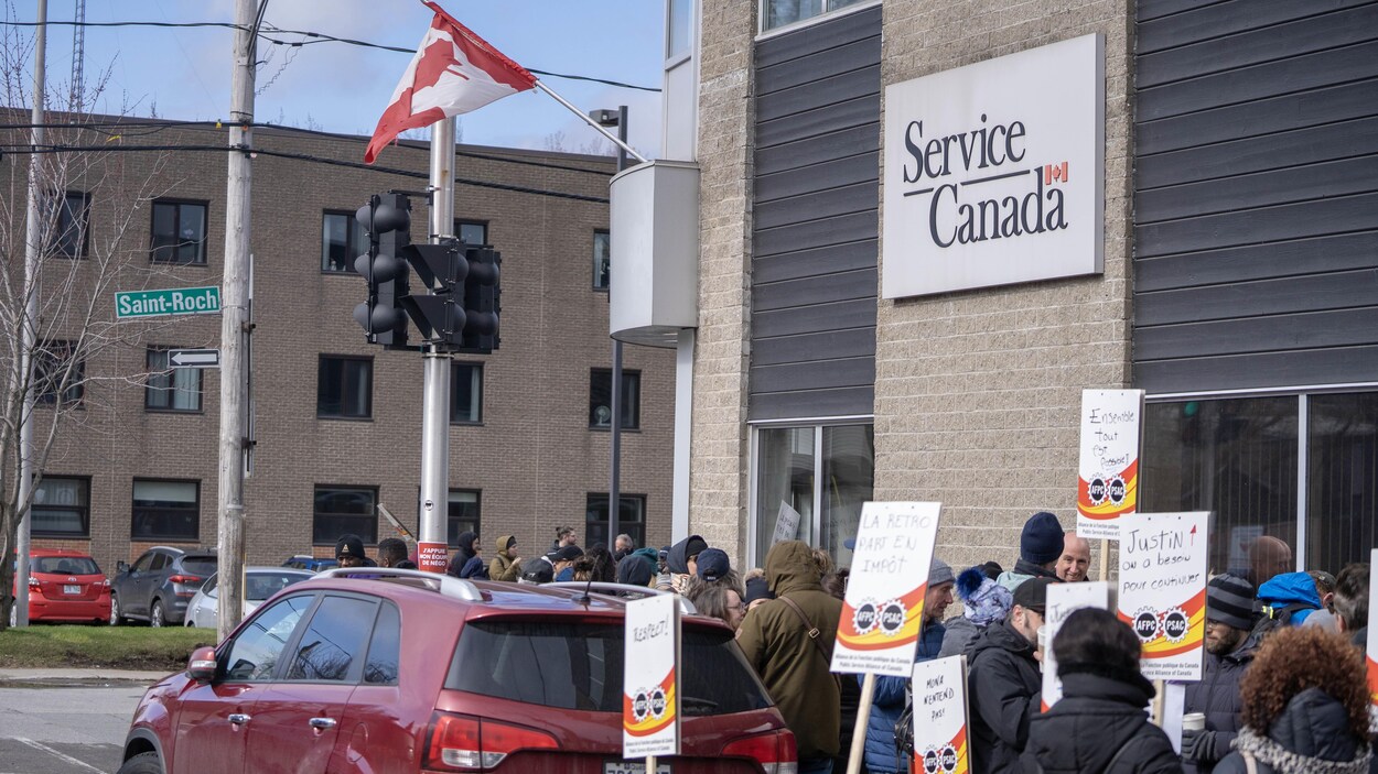 Des centaines d'employés fédéraux de la région sur les piquetage Info