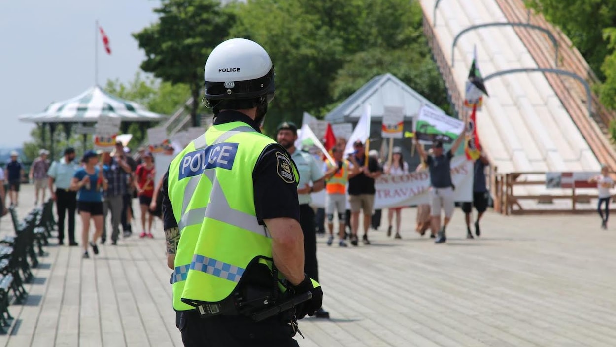 Des manifestants se font entendre sur la Terrasse Dufferin, lundi, dans le cadre des festivités de la fête du Canada à Québec.