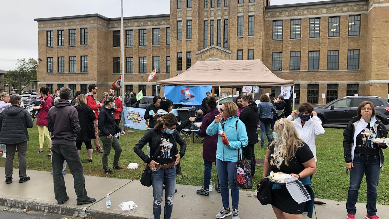 Des Enseignants Manifestent A Drummondville Radio Canada Ca