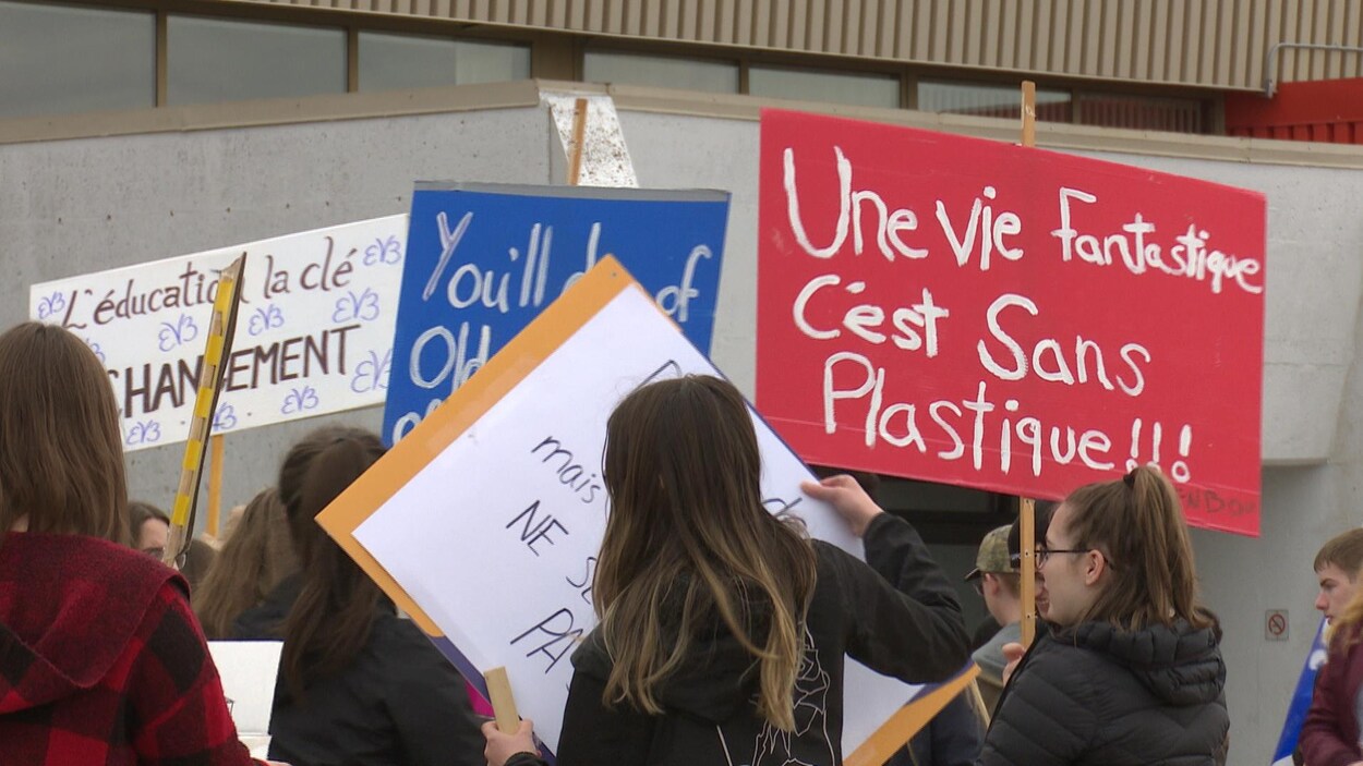 Des élèves avec des affiches