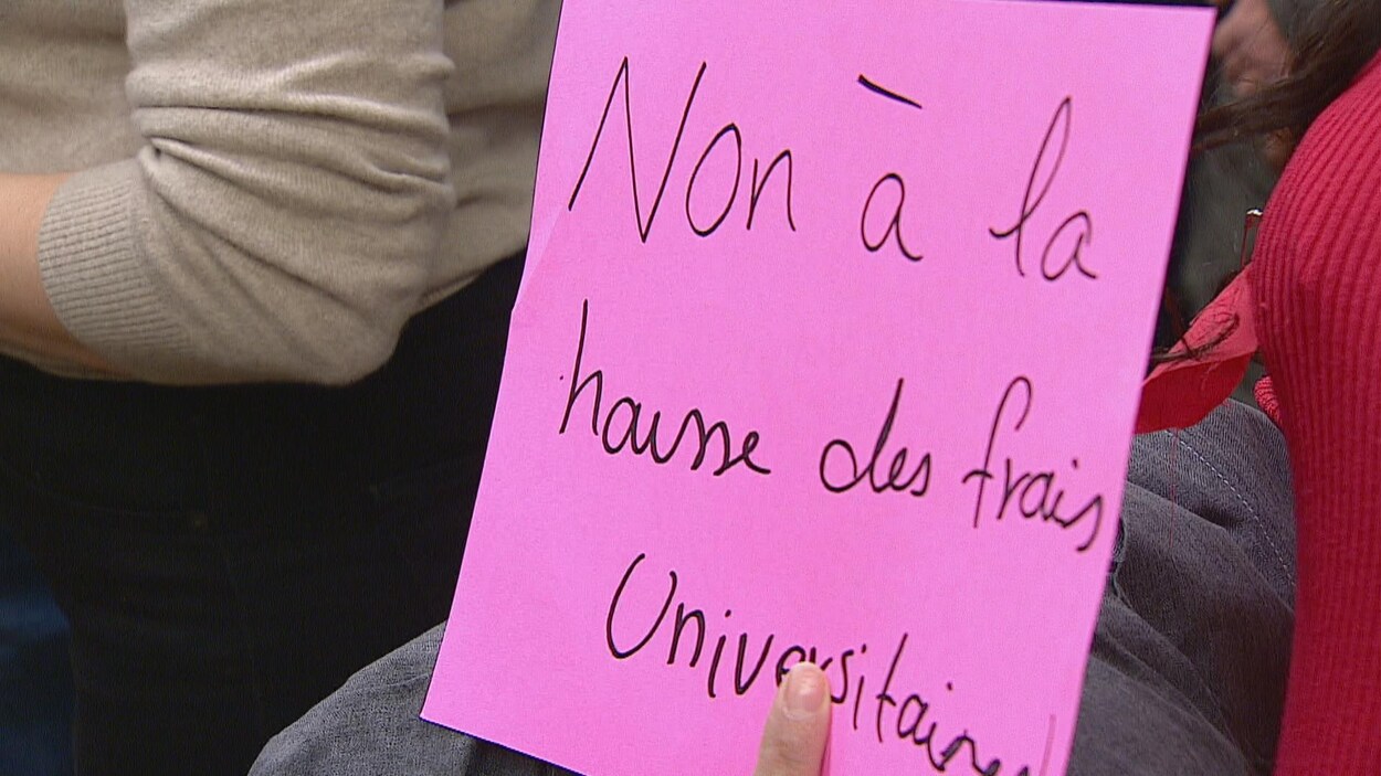 Plan serré d'une pancarte où il est écrit : « Non à la hausse des frais universitaires. »