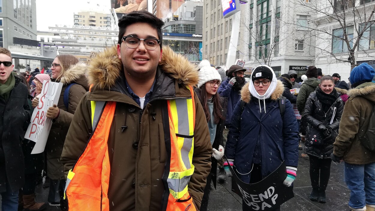Un étudiant lors de la manifestation de Toronto