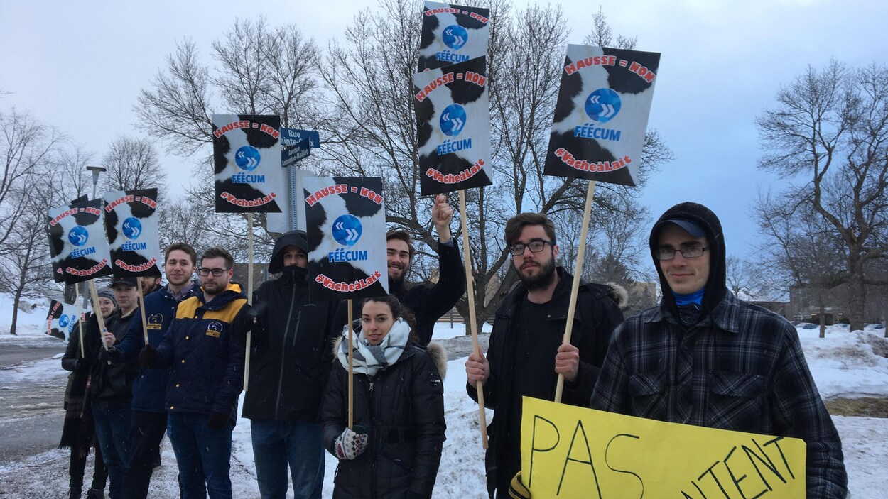 Des étudiants brandissent des pancartes lors d'une manifestation contre une hausse des droits de scolarité à l'Université de Moncton.