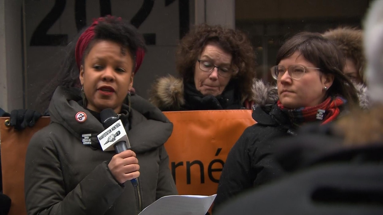 Des femmes manifestent. Des femmes manifestent.