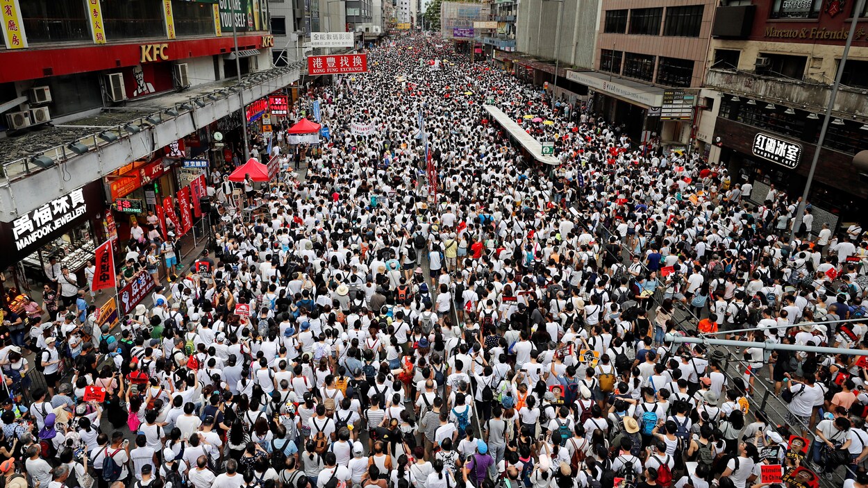 Foule monstre entre des édifices