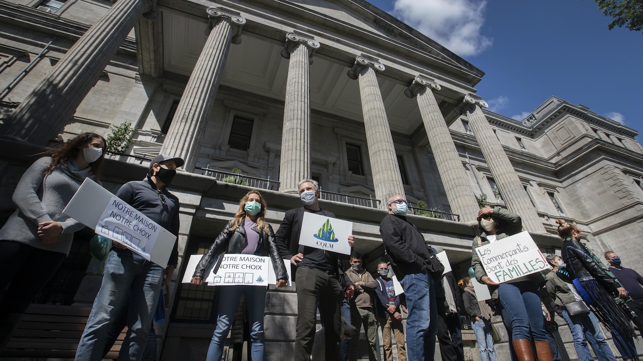 Regroupement de manifestants devant l'hôtel de ville de Montréal.
