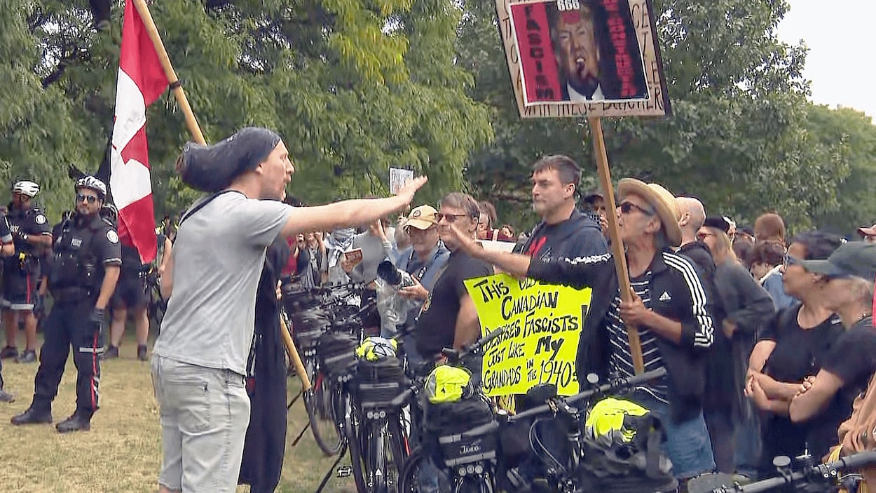 Immigration : manifestants et contre-manifestants s’affrontent à Toronto