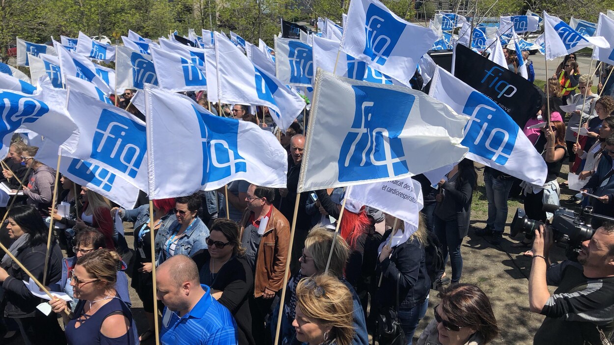 Des travailleurs de la santé manifestent avec des drapeaux de la Fédération interprofessionnelle de la Santé.