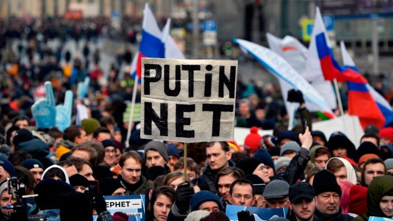 Une foule manifeste en Russie