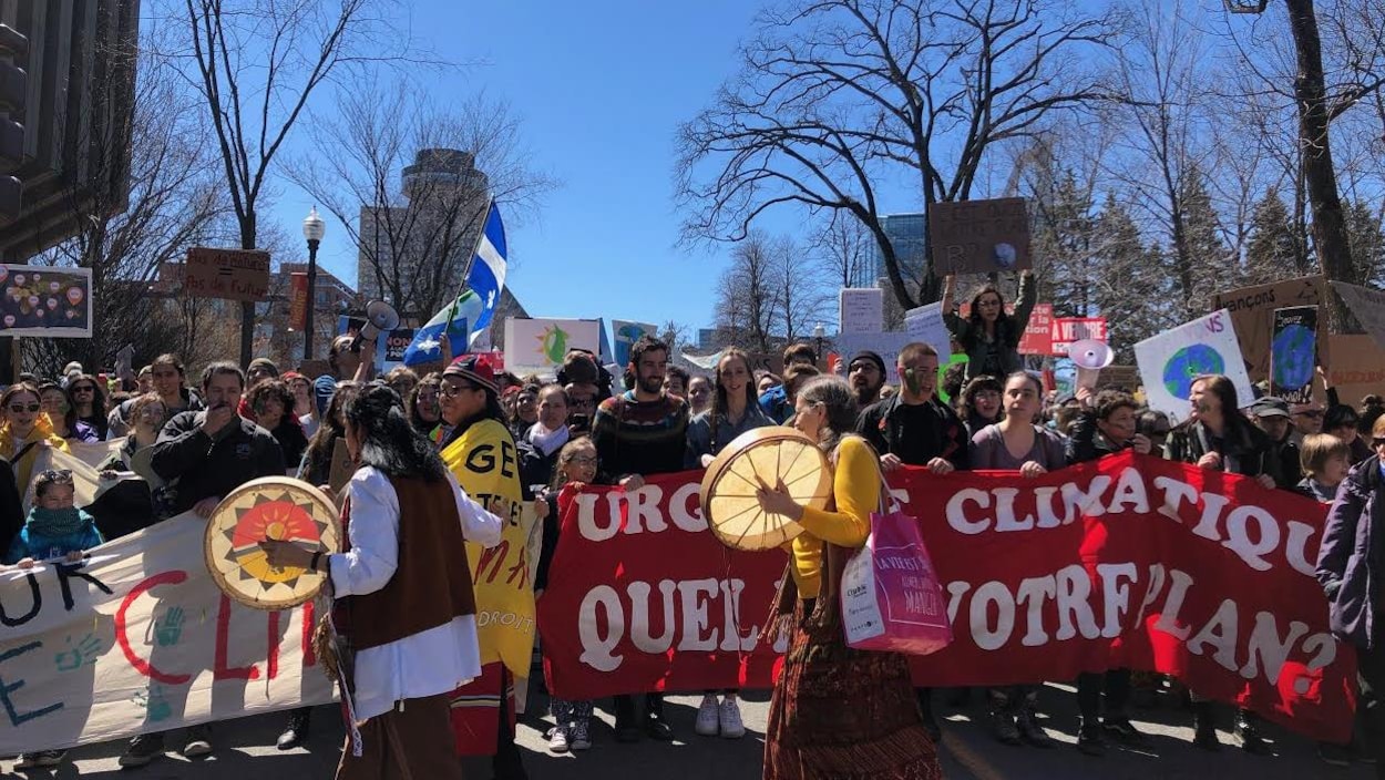 Des personnes manifestent sur la Grande Allée, à Québec, pour souligner la Journée de la Terre.