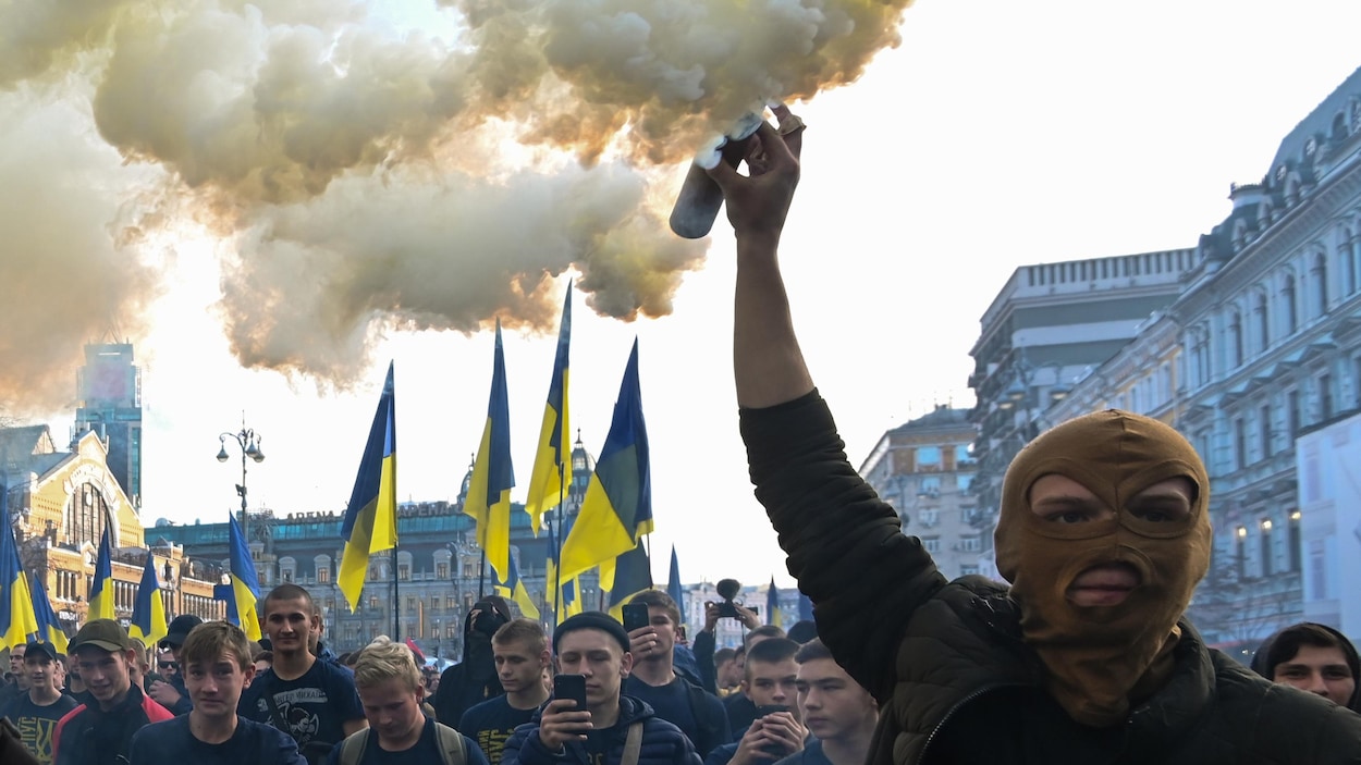 Des manifestants avec des fumigènes.