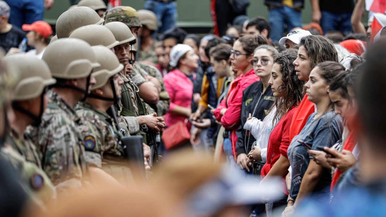 Face-à-face entre des manifestantes et des militaires.