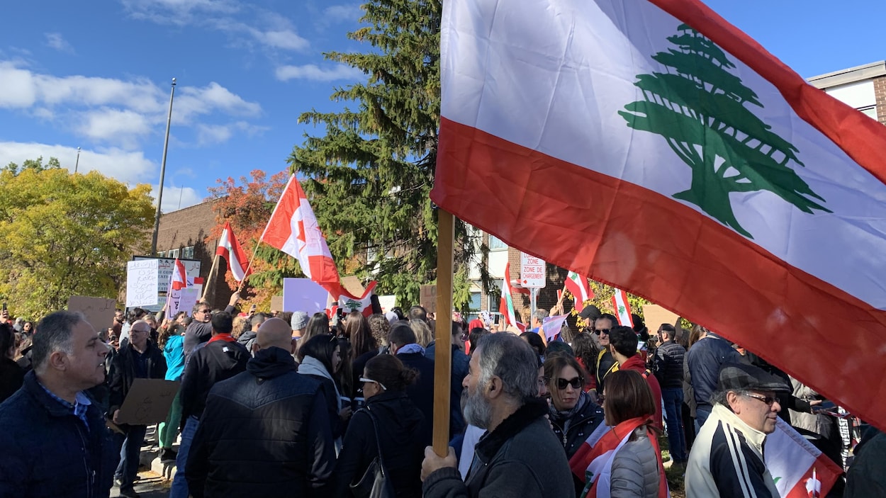 Des manifestants tenant pour la plupart des drapeaux du Liban.