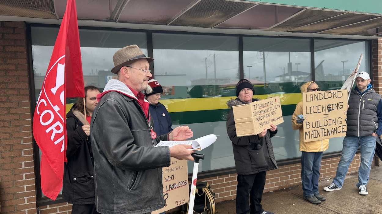 Élections municipales : des manifestants réclament des logements abordables à Moncton