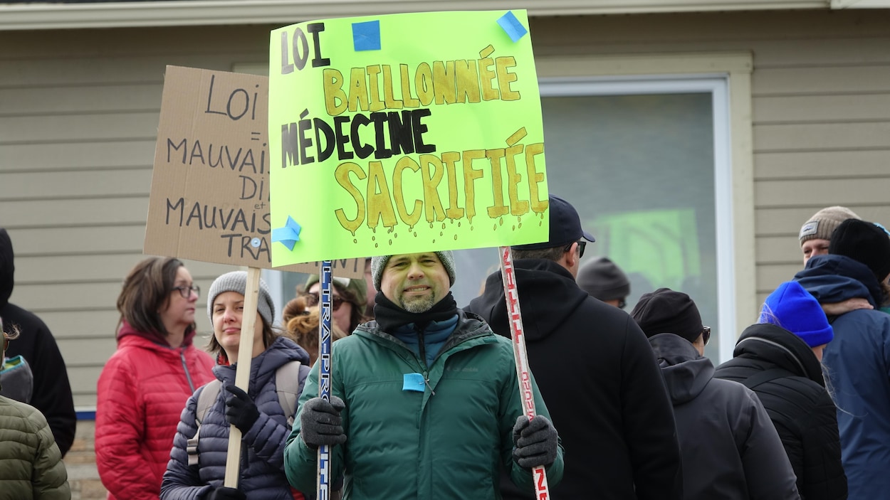 Plus de 70 personnes crient haut et fort leur opposition à la loi 2 à Carleton-sur-Mer
