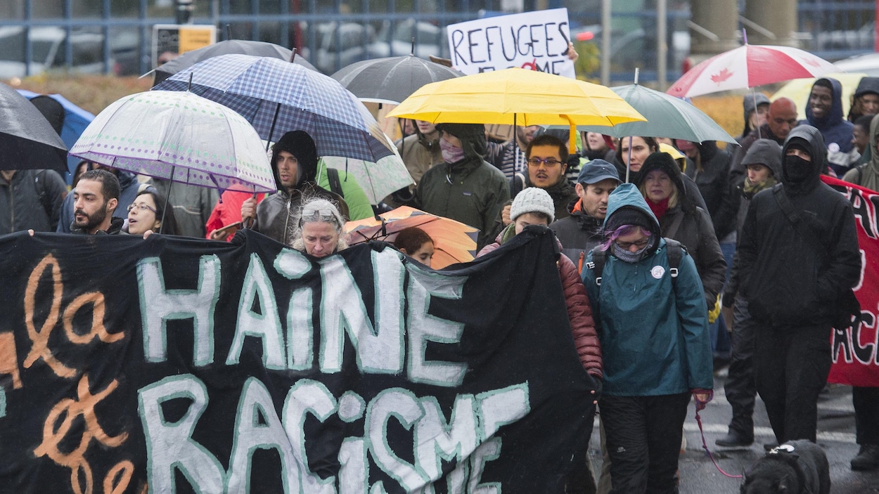 Les manifestants ont bravé la pluie.