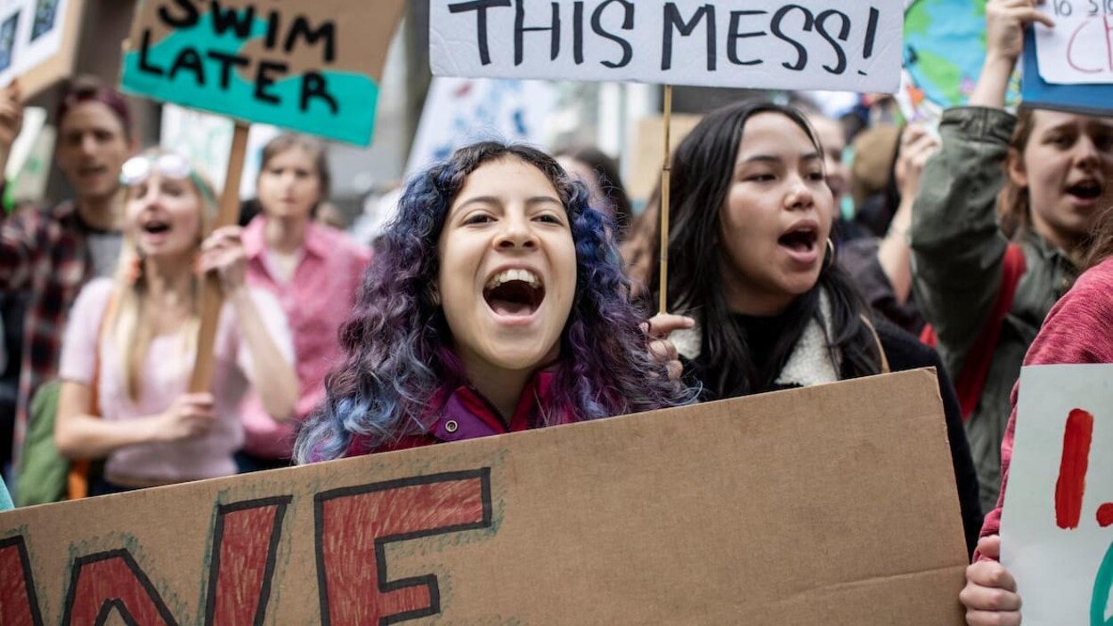 Des étudiantes manifestent pour le climat.