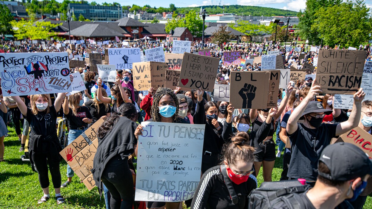 Une Foule Pacifique Defile A Sherbrooke Pour Denoncer Le Racisme Radio Canada Ca