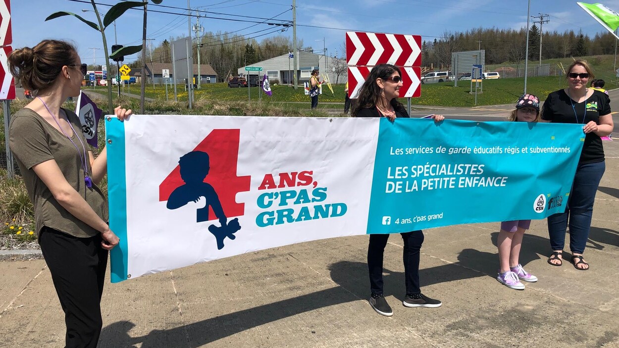 Des manifestants tenant une banderole.