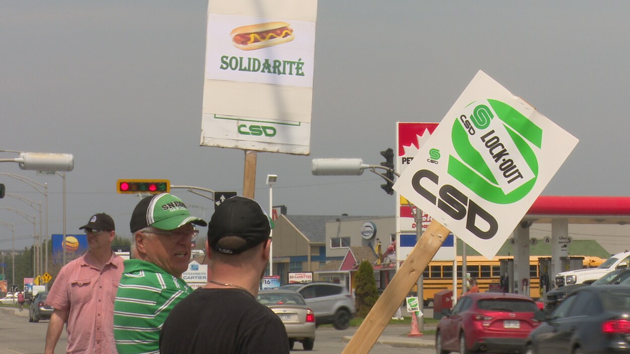 Une centaine de personnes, dont des mécaniciens et des préposés aux pièces membres du Syndicat national des employés de garage du Québec, ont manifesté à Rivière-du-Loup jeudi. Une centaine de personnes, dont des mécaniciens et des préposés aux pièces membres du Syndicat national des employés de garage du Québec, ont manifesté à Rivière-du-Loup jeudi.