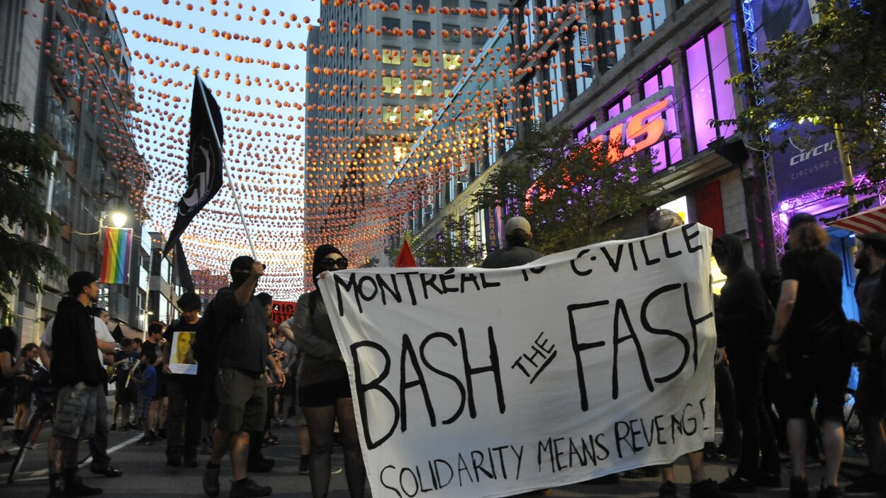 Manifestation A Montreal En Solidarite Avec Les Victimes De Charlottesville Radio Canada Ca