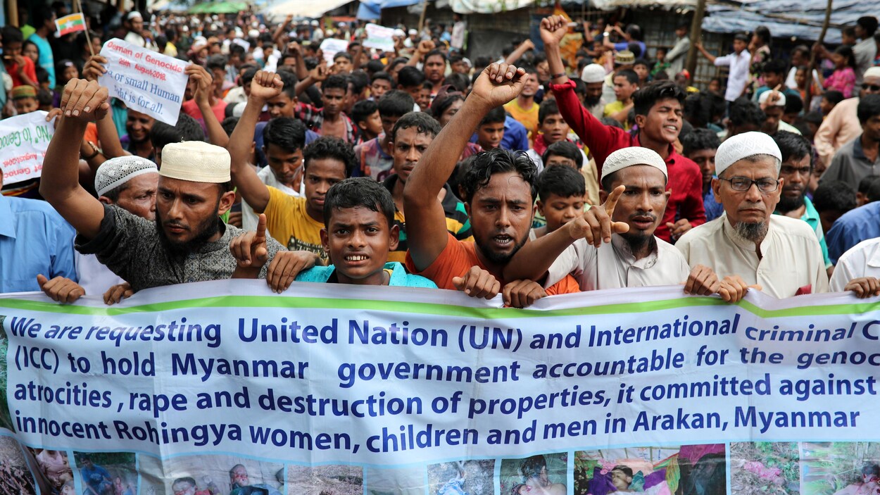 Des réfugiés rohingyas participent à une manifestation au camp de réfugiés de Kutupalong pour marquer le premier anniversaire de leur exode au Bangladesh. Des réfugiés rohingyas participent à une manifestation au camp de réfugiés de Kutupalong pour marquer le premier anniversaire de leur exode au Bangladesh.
