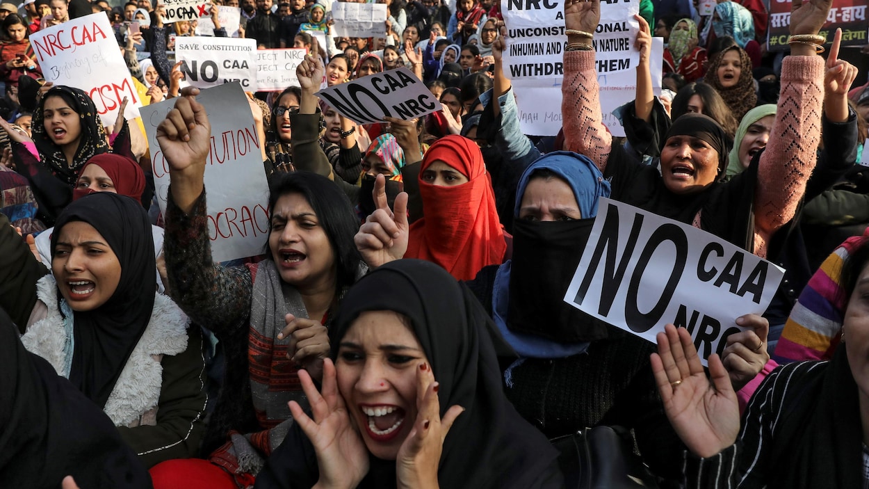 Des femmes manifestent contre la nouvelle loi sur la citoyenneté, devant l'Université Jamia Millia Islamia, à New Delhi, le 21 décembre 2019.