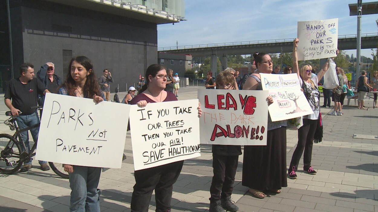Des manifestants protestent contre le projet de construction d'une route dans le parc Hawthorne de Surrey. Des manifestants protestent contre le projet de construction d'une route dans le parc Hawthorne de Surrey.