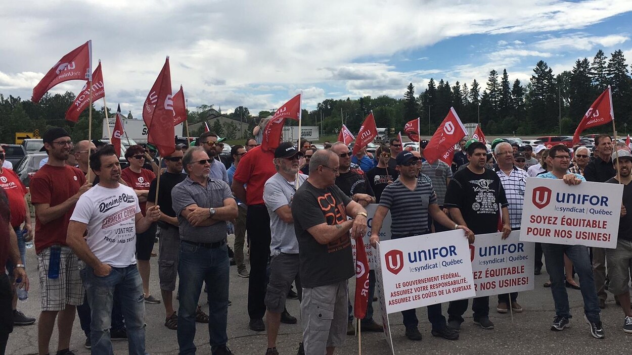 Des travailleurs avec des drapeaux manifestent. Des travailleurs avec des drapeaux manifestent.